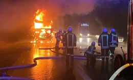 Lastwagen mit Drogerieartikeln auf der A 7 in Brand geraten