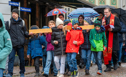 Familien Trotzen Schmuddelwetter beim Traditionellen Kreuzweg in Fulda