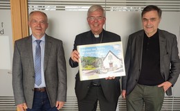 Bürgermeister Schütz übergibt Bildband an Weihbischof Diez