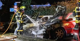 Ermittlungen gegen 32-Jährige: Brandstiftung in geparkten Autos?