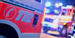 Brand in Fischbach: Feuerwehrmann wird durch Deckenteil am Kopf verletzt