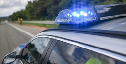 Unfall an Tagesbaustelle: Audi rast in Sicherungsanhänger - Hoher Schaden