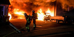 Explosionen in der Nacht: Spektakulärer Garagenbrand in Dorfborn