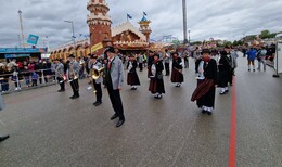 Große Ehre: Bimbacher Musikanten beim großen Oktoberfest in München