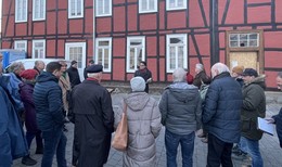 Stadtpolitiker besichtigen das Industrie-Denkmal Zuse-Scheune