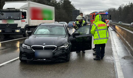 Unfall auf der A 7 : BMW kommt bei Regen ins Schleudern