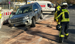 Ein 68-jähriger Mann aus Hosenfeld ist mit einem Land Rover auf einer Baustelle stecken geblieben