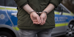 Festnahme! 19-Jähriger zieht Messer und verletzt vier Männer