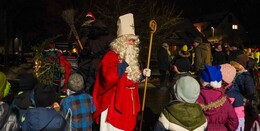 Fröhliche Kinder und Senioren bei Nikolas-Aktion der Weyherser Feuerwehr