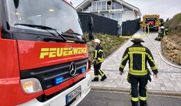 Schwarze Rauchsäule über Wohnhaus: Kellerbrand in Kerbersdorf
