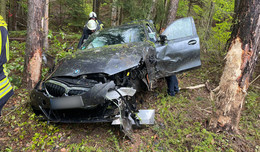 Unfall mit E-BMW: Wagen kommt von Fahrbahn ab und landet im Wald