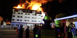 Dachstuhlbrand im früheren Hotel: 120 Feuerwehrleute vor Ort