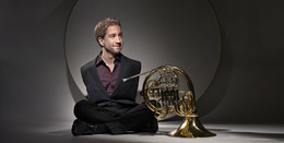 Ungewöhnlich und von hohem Talent: Hornist Felix Klieser spielt ohne Arme