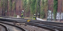 Brand in unmittelbarer Nähe zum Bahnhof legt Zugverkehr lahm