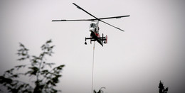 B 83: Gehölzpflege mit Spezial-Hubschrauber aus der Schweiz