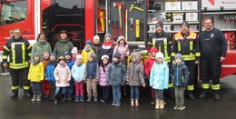 Kinder besuchen die Freiwillige Feuerwehr und haben dabei großen Spaß