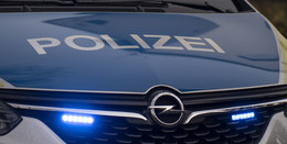 Verkehrsteilnehmer startet Überholmanöver - Audi-Fahrerin weicht in Graben aus