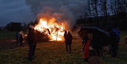 Hutzelfeuer in den Eichenwiesen: 100 Jahre FFW Mittelkalbach