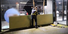 Sturm zerstört Scheibe im Autohaus: Feuerwehr dichtet mit Spanplatten ab