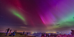 Lichtspektakel in Osthessen: Polarlichter strahlen in bunten Farben