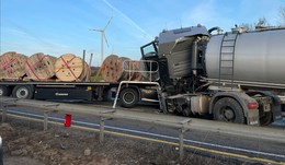 Schwerer Lkw-Unfall im Baustellenbereich: Komplizierte Bergung