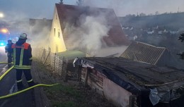 Zimmerbrand in Heimboldshausen - Löscharbeiten dauern an