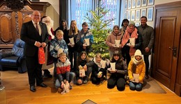 Schüler der Gerhart-Hauptmann-Schule schmücken Weihnachtsbaum