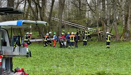 Gleitschirmflieger (53) verfängt sich in Baumkrone in 13 Metern Höhe