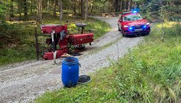 Traktor kippt in einem Waldgebiet um: Mann wird nach Unfall schwer verletzt