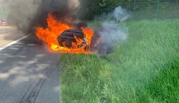 Elektrofahrzeug gerät in Brand: A 7 für rund eine Stunde voll gesperrt