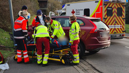 Medizinischer Notfall: Volvo kracht in Dr.-Dietz-Straße in Laterne