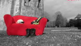 Das feuerrote Sofa der Freiwilligen Feuerwehr Bad Hersfeld