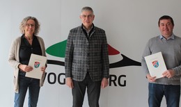 Landrat gratuliert Ulrike Geisel und Bernd Ruhl zum 25-jähriges Dienstjubiläum 