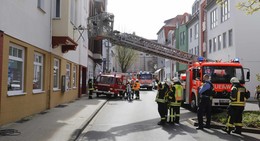 Rettungskräfte im Einsatz: Wohnhausbrand in der Dudenstraße
