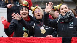 "Dreifach Büchemich helau!": Tausende feiern fröhlich Karneval