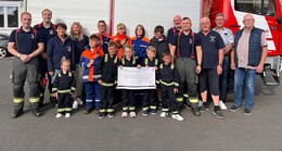 Freude bei der Freiwilligen Feuerwehr über großzügige Spende