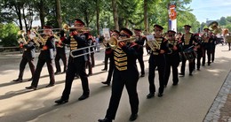 Größte Kirmes am Rhein: Show and Brass Band spielte in Düsseldorf