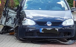 VW Golf mit litauischen Kennzeichen kracht in parkenden Reisebus