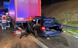Audi kracht unter Sattelzug: drei Schwerverletzte nach Unfall auf A 4