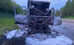 Käse-Laster durch Brand zerstört: Fahrer (52) rettet sich vor den Flammen