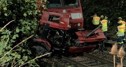Güterzug kollidiert mit Traktor - Lokführer leicht verletzt