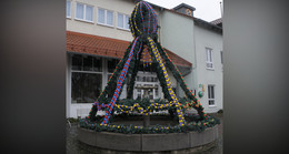 Am "Quell" der Dorfgemeinschaft: Osterbrunnen ziert den Rathausvorplatz