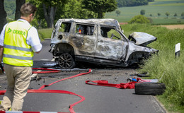 Tödlicher Unfall auf der Landstraße: Auto prallt gegen Baum - Fahrer (66) stirbt