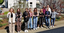 Acht Mädchen blicken bei der R+S Group hinter die Kulissen