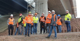 Tiefbaustudenten zu Besuch auf der Thalaubachtalbrücken-Baustelle