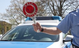 Kia-Fahrer bedrängt ziviles Polizeiauto auf der A7