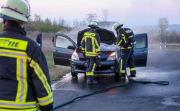 Feuerwehreinsatz am frühen Morgen: Renault Clio fängt an L3418 Feuer