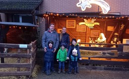 Familie Sauerbier begeistert mit ihrer Weihnachtskrippe mit echten Schafen