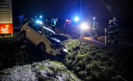 Unfall zwischen Petersberg und Horwieden - Auto bleibt im Graben liegen