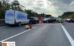 Schwerer Unfall auf der A 5: Zehn Menschen verletzt - fünf Fahrzeuge beteiligt